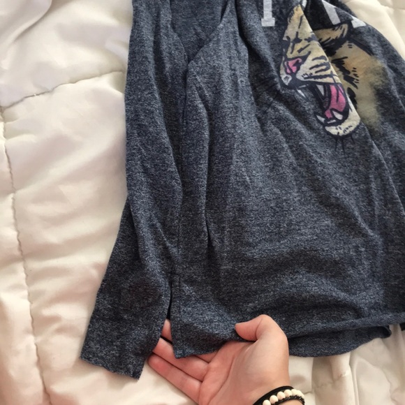 Abercrombie and Fitch lion muscle tank top - Picture 3 of 3